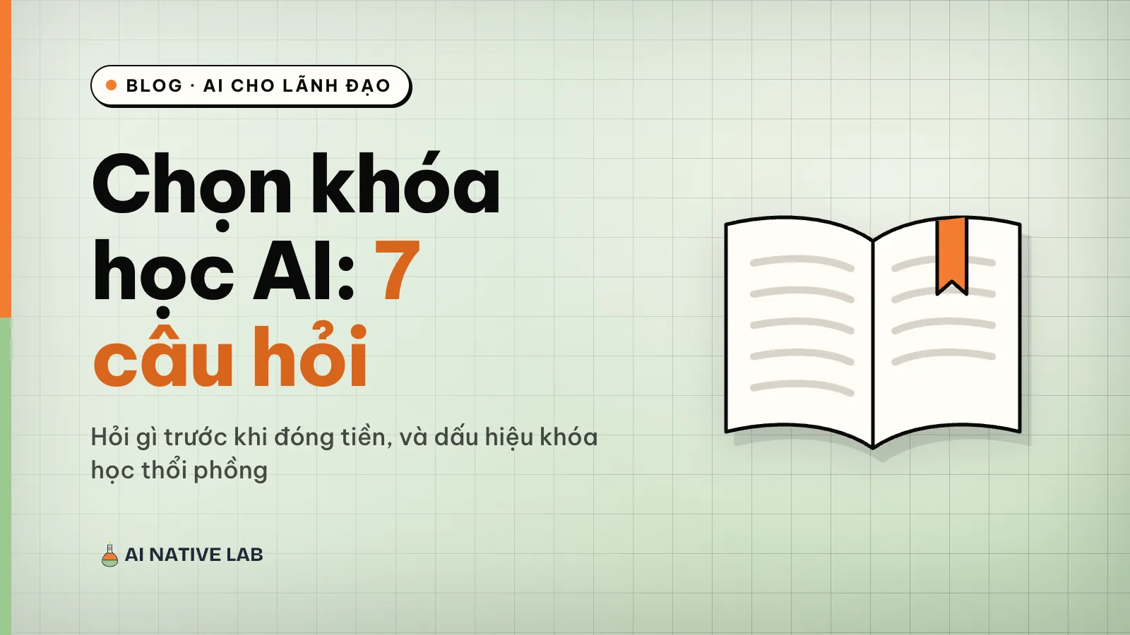 Ảnh bìa nền xanh ngọc kẻ ô: tiêu đề Chọn khóa học AI: 7 câu hỏi, hình cuốn sách mở có dải đánh dấu trang màu cam